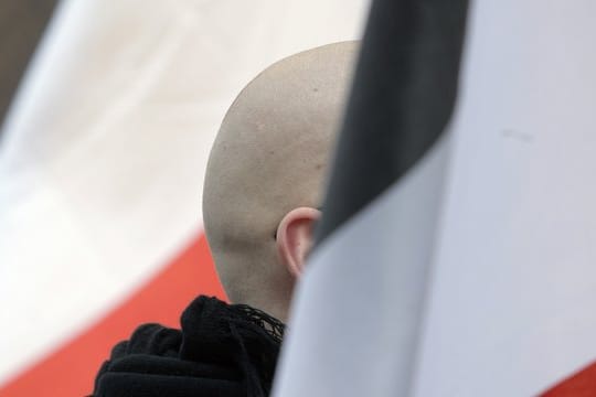 Ein Rechtsextremer während einer Demonstration in Mainz (Archiv).