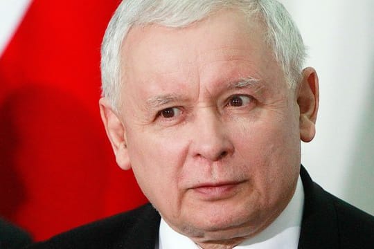 Jaroslaw Kaczynski, Vorsitzender PiS-Partei, spricht auf einer Pressekonferenz (Archiv).