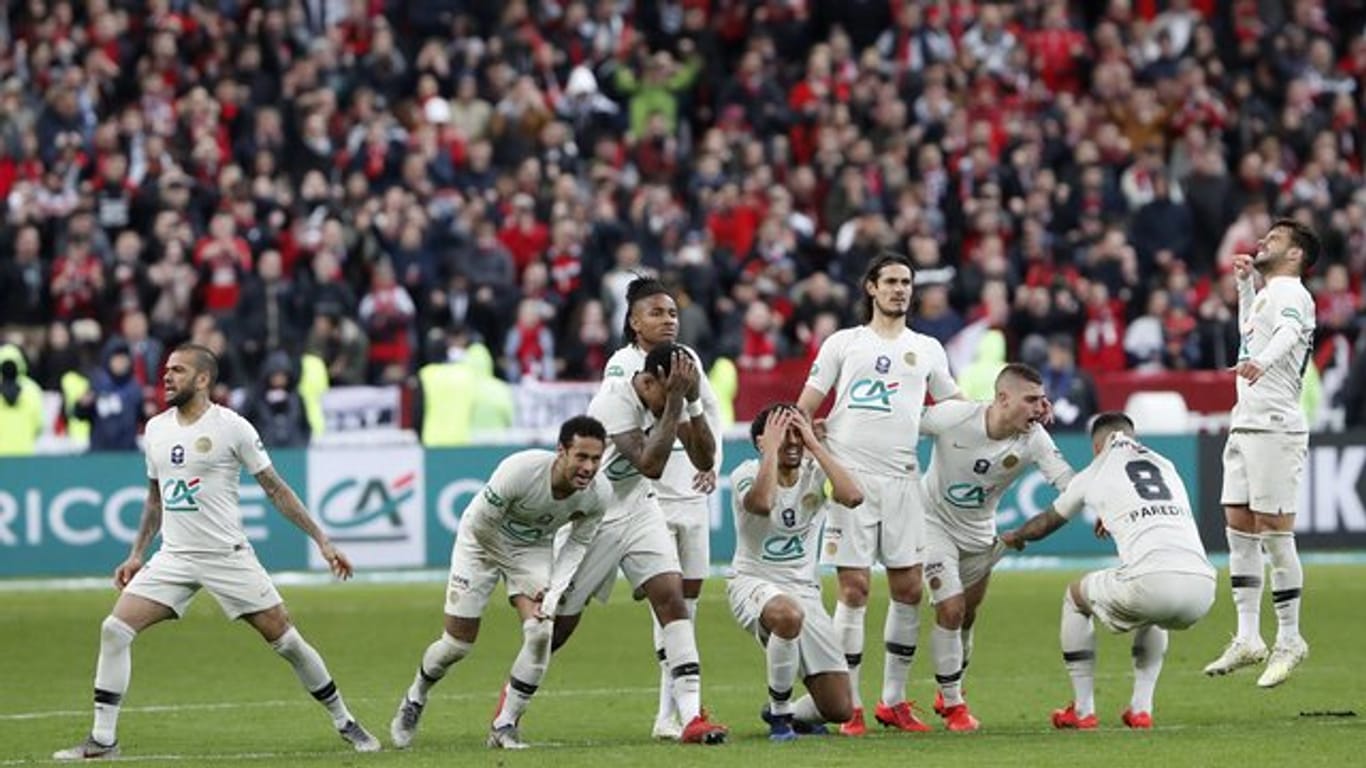 Die Spieler von Paris Saint-Germain reagieren auf den verschossenen Elfmeter.