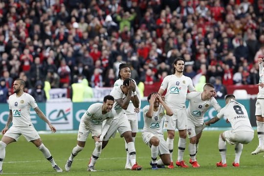Die Spieler von Paris Saint-Germain reagieren auf den verschossenen Elfmeter.