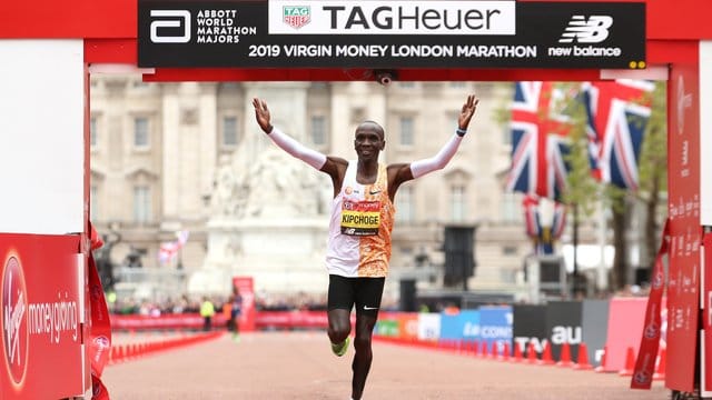 Der Kenianer Eliud Kipchoge überquert in London als Erster die Ziellinie.