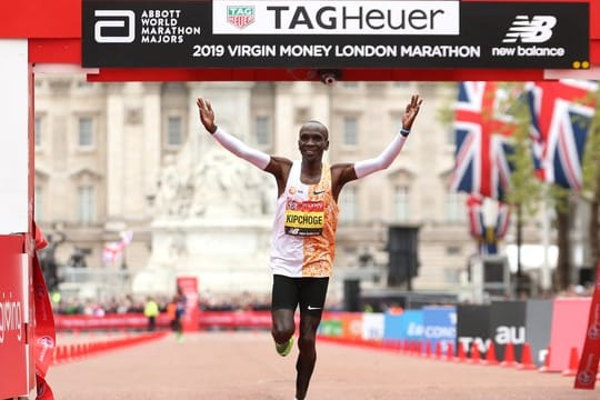 Der Kenianer Eliud Kipchoge überquert in London als Erster die Ziellinie.