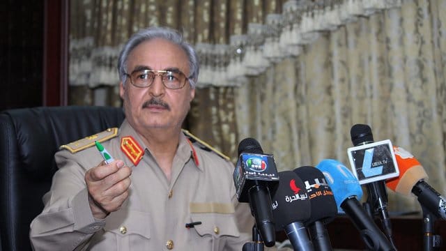 Der einflussreiche General Chalifa Haftar gab seinen Truppen den Befehl zum Vormarsch auf die Hauptstadt Tripolis, wo die international anerkannte Regierung sitzt. Der einflussreiche General Chalifa Haftar gab seinen Truppen den Befehl zum Vormarsch auf die Hauptstadt Tripolis, wo die international anerkannte Regierung sitzt.