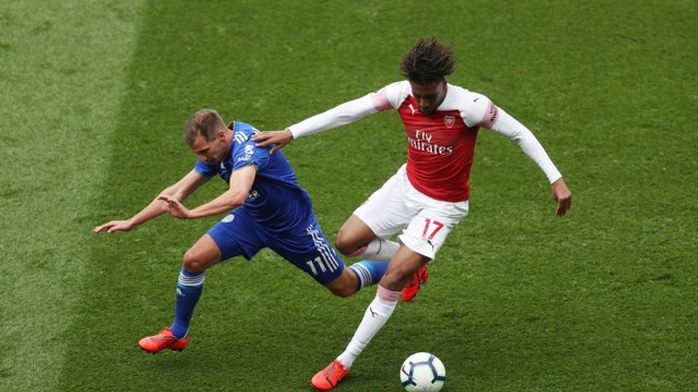 Arsenals Alex Iwobi (r) im Duell gegen Marc Albrighton von Leicester City.