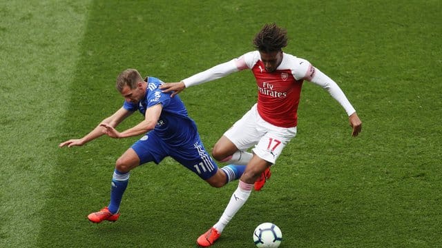 Arsenals Alex Iwobi (r) im Duell gegen Marc Albrighton von Leicester City.