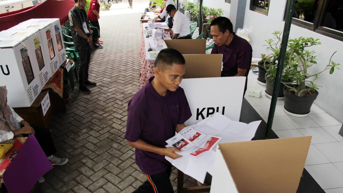 Stimmabgabe in Jakarta: Am 17. April wurden in Indonesien Präsident, Landesparlament und regionale Parlamente am selben Tag gewählt.