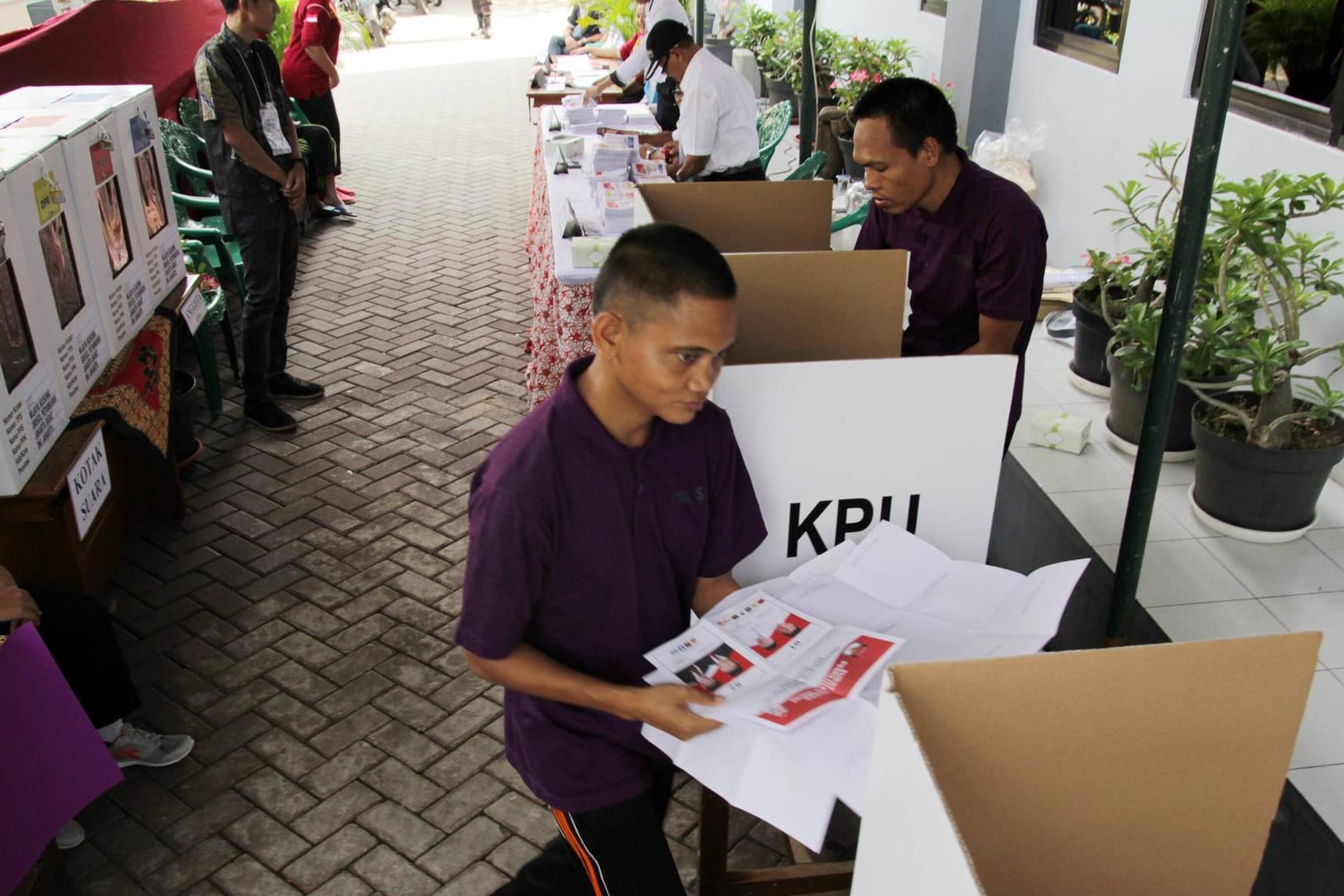 Stimmabgabe in Jakarta: Am 17. April wurden in Indonesien Präsident, Landesparlament und regionale Parlamente am selben Tag gewählt.
