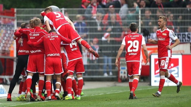 Unions Spieler jubeln nach dem Treffer zum 1:0 gegen den Hamburger SV.