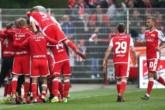 Unions Spieler jubeln nach dem Treffer zum 1:0 gegen den Hamburger SV.