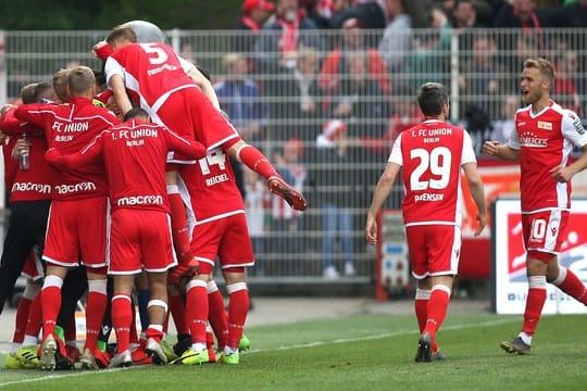 Unions Spieler jubeln nach dem Treffer zum 1:0 gegen den Hamburger SV.