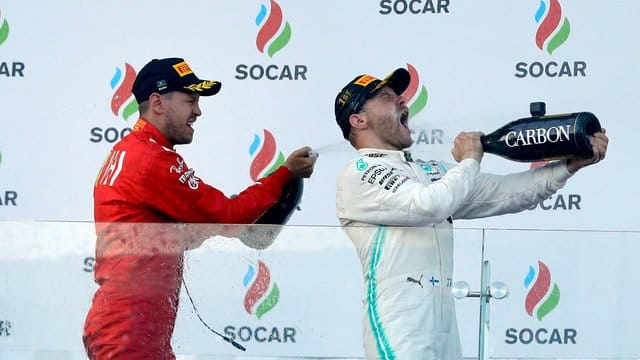 Valtteri Bottas feiert bei der Siegerehrung seinen Erfolg mit Sebastian Vettel. Valtteri Bottas feiert bei der Siegerehrung seinen Erfolg mit Sebastian Vettel.
