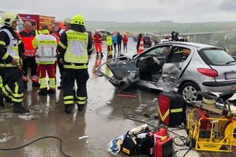 Massenkarambolage auf der A71 bei Suhl in Thüringen: Mindestens 25 Menschen wurden verletzt, die Unfallstelle erstreckt sich über Hunderte Meter.