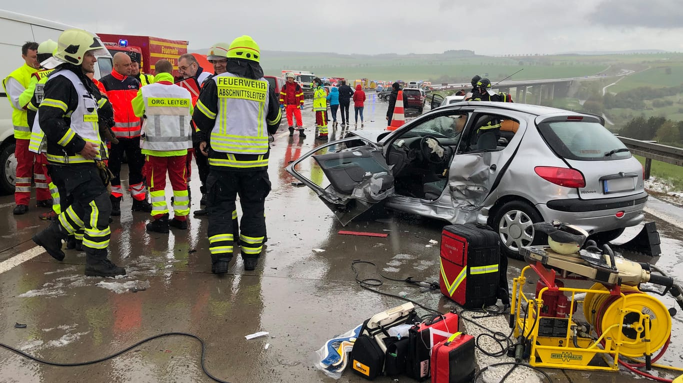 Massenkarambolage auf der A71 bei Suhl in Thüringen: Mindestens 25 Menschen wurden verletzt, die Unfallstelle erstreckt sich über Hunderte Meter.