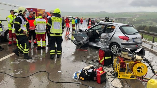 Demolierte Fahrzeuge stehen nach einer Massenkarambolage zwischen Suhl und Meiningen auf der Autobahn 71.