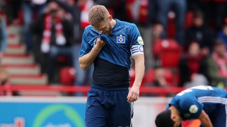Noch ein Jahr in der 2. Liga? HSV-Star Aaron Hunt schleicht enttäuscht vom Feld.