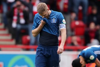 Noch ein Jahr in der 2. Liga? HSV-Star Aaron Hunt schleicht enttäuscht vom Feld.