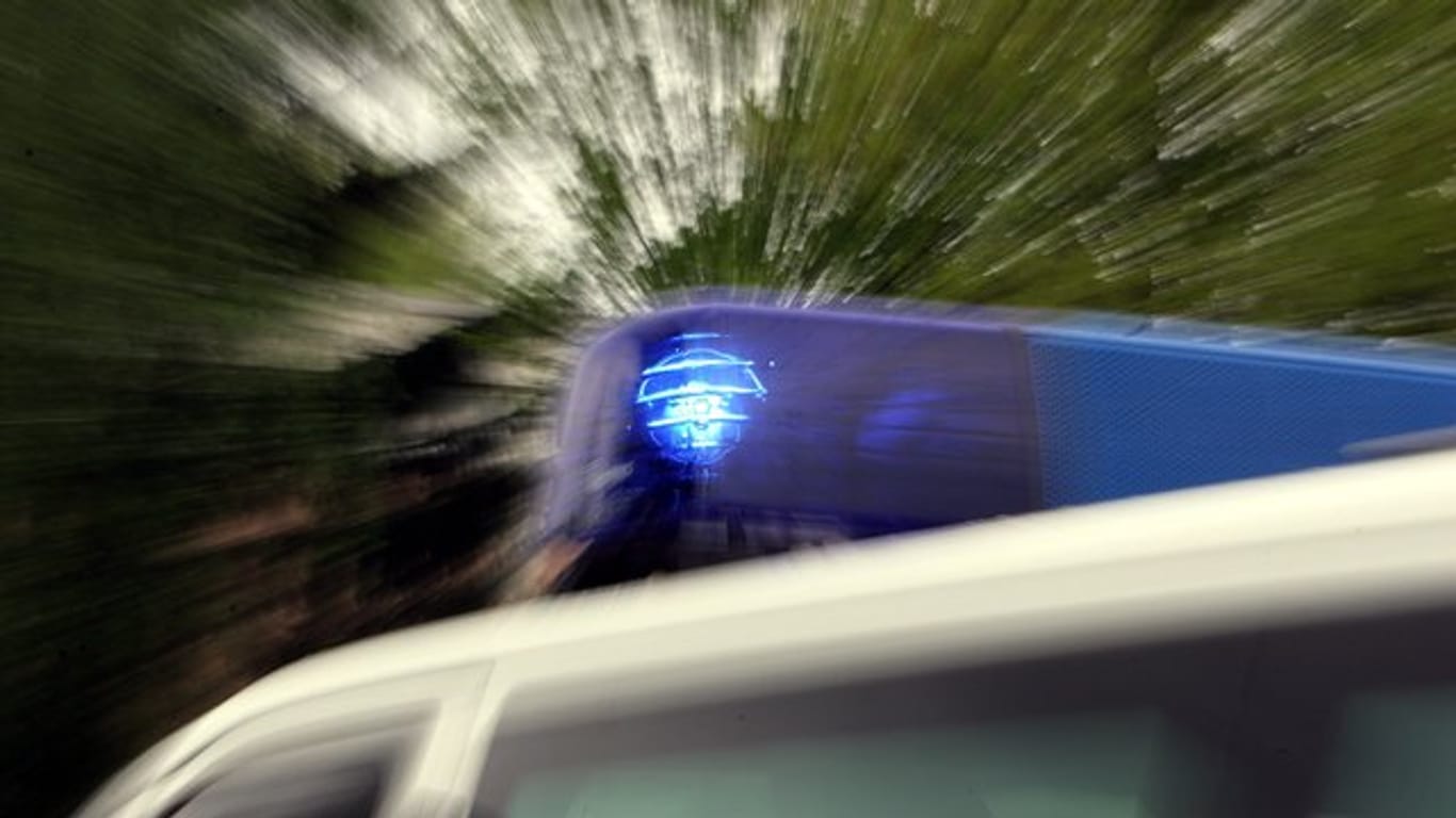 Polizeiauto mit Blaulicht: Die Flucht eines 20-Jährigen vor der Polizei endete auf dem Gelände der Bundesgartenschau in Heilbronn. (Symbolfoto)