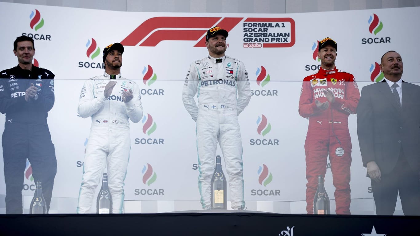 Podium: Sieger Bottas (M.) zwischen Hamilton (li.) und Vettel nach dem Großen Preis von Aserbaidschan,