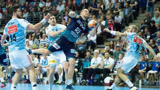 Berlins Paul Drux (M) in Aktion gegen Hannovers Evgeni Pevnov (l) und Torge Johannsen (r). Berlins Paul Drux (M) in Aktion gegen Hannovers Evgeni Pevnov (l) und Torge Johannsen (r).