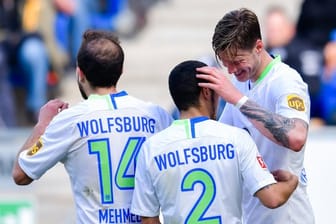 Wolfsburgs Torschütze Wout Weghorst (r) jubelt über seinen ersten Treffer.