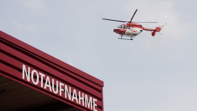 Ein Rettungshubschrauber startet an der Notaufnahme: Die 23-Jährige musste notoperiert werden. (Symbolfoto)