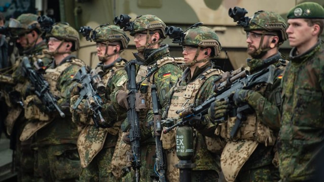 Soldaten der Bundeswehr bei einer Übung im Gelände.