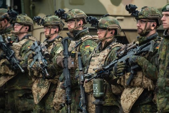 Soldaten der Bundeswehr bei einer Übung im Gelände.