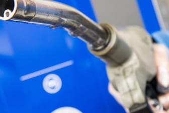 Eine zusätzliche CO2-Steuer auf Sprit und Heizöl führe zu drastischen Preissteigerungen an der Zapfsäule und bei der Wärmeenergie, so CSU-Landesgruppenchef Alexander Dobrindt.