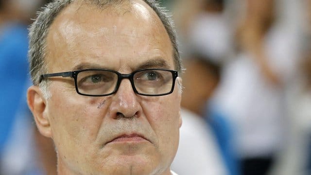 Marcelo Bielsa forderte sein Team auf, Aston Villa ein Tor zu schenken. Marcelo Bielsa forderte sein Team auf, Aston Villa ein Tor zu schenken.