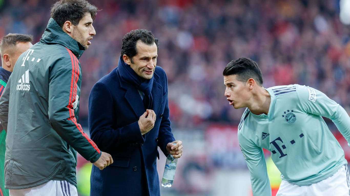Die Wade zwickt: Javier Martinez während des Spiels in Nürnberg im Gespräch mit Bayern-Sportdirektor Hasan Salihamidzic (M.) und Javier Martinez.
