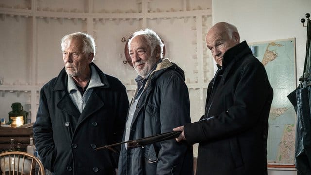 Piet Pinter (Rolf Becker, l-r), Olaf Bolt (Dieter Hallervorden) und Ingo Osborn (Dietrich Hollinderbäumer) haben Hinnerk Feldmann im Leuchtturm als Geisel genommen.