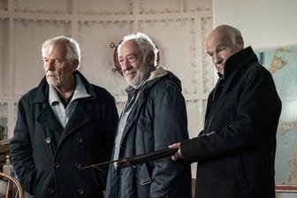 Piet Pinter (Rolf Becker, l-r), Olaf Bolt (Dieter Hallervorden) und Ingo Osborn (Dietrich Hollinderbäumer) haben Hinnerk Feldmann im Leuchtturm als Geisel genommen.