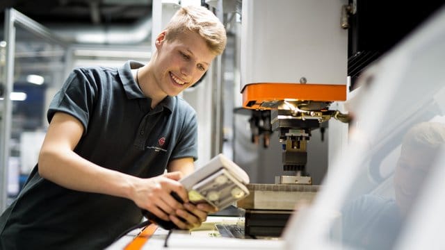 Mit der Erodiermaschine können Werkzeugbauteile maßgenau hergestellt und bearbeitet werden.