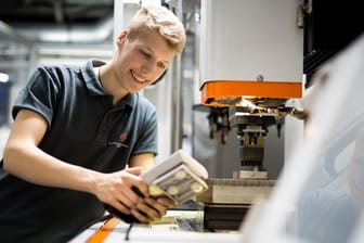 Mit der Erodiermaschine können Werkzeugbauteile maßgenau hergestellt und bearbeitet werden.