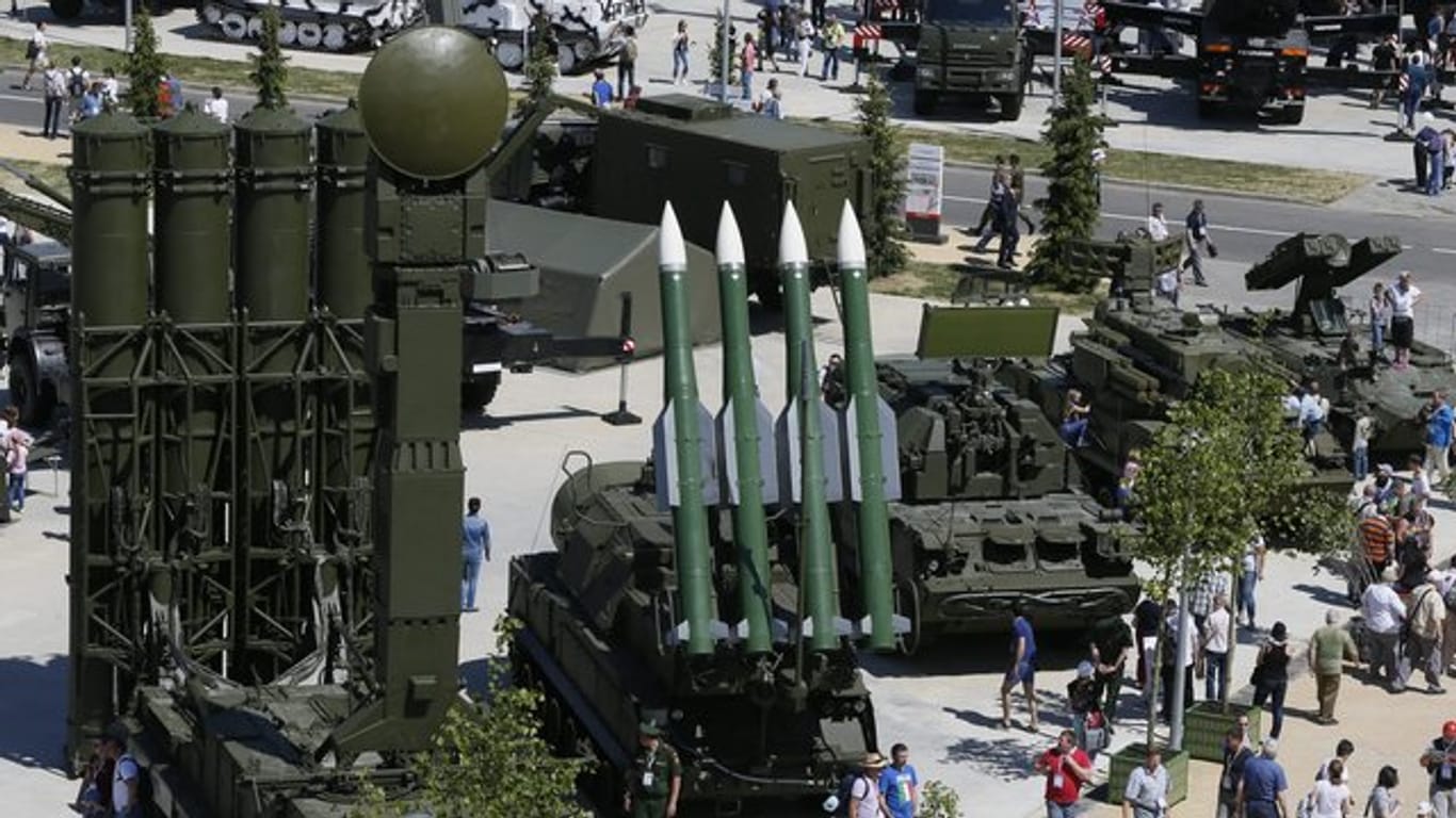 Auf Einkaufstour: Besucher der Rüstungsmesse "ARMY-2015" schauen sich im russischen Kubinka Raketenwerfen vom Typ 9A83 AMDS C-300B (l.