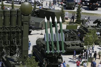 Auf Einkaufstour: Besucher der Rüstungsmesse "ARMY-2015" schauen sich im russischen Kubinka Raketenwerfen vom Typ 9A83 AMDS C-300B (l.