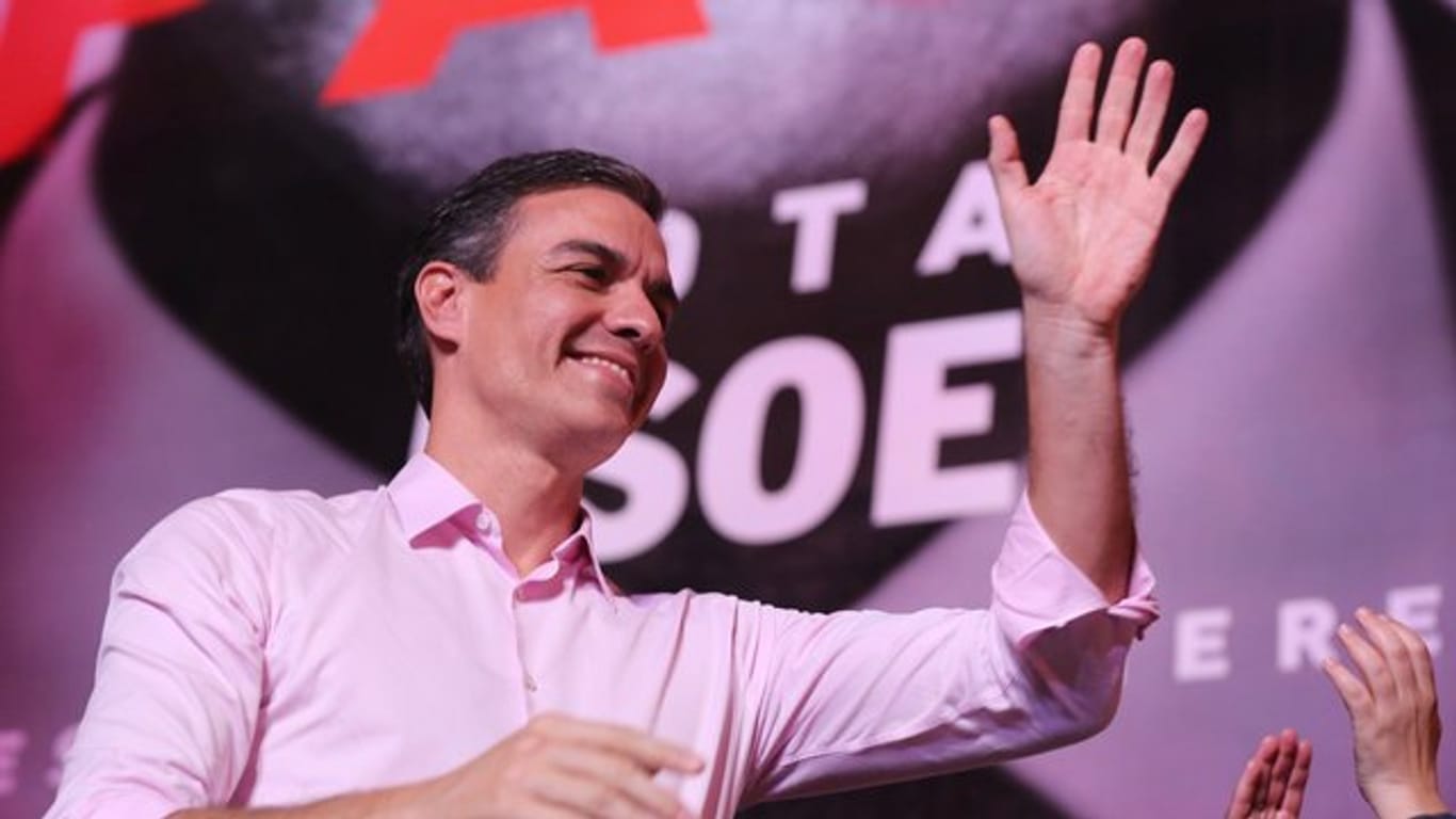 Pedro Sánchez jubelt seinen Anhängern am Wahlabend zu.