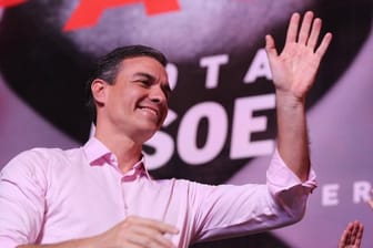 Pedro Sánchez jubelt seinen Anhängern am Wahlabend zu.