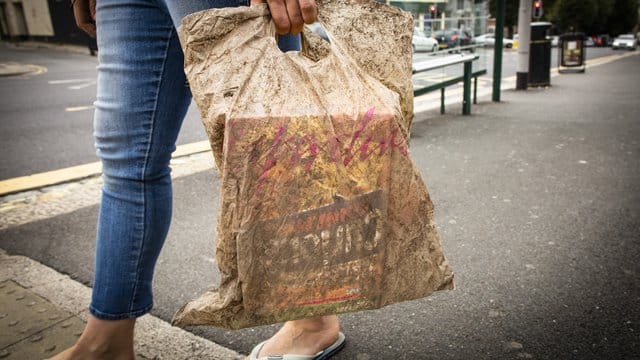 Hält immer noch: Eine Frau trägt eine Plastiktüte, die drei Jahre lang Umwelteinflüssen ausgesetzt war.