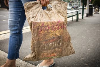 Hält immer noch: Eine Frau trägt eine Plastiktüte, die drei Jahre lang Umwelteinflüssen ausgesetzt war.