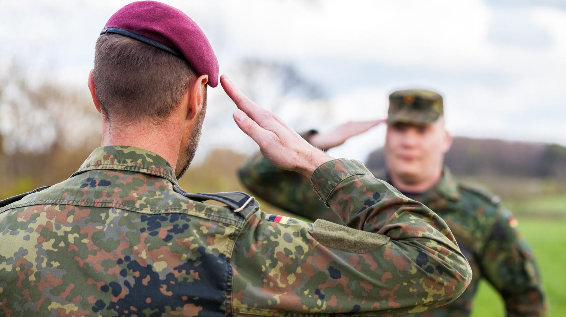 Zwei Soldaten, die sich grüßen: Künftig sollen auch saudische Militärs von der Bundeswehr zu Offizieren ausgebildet werden.