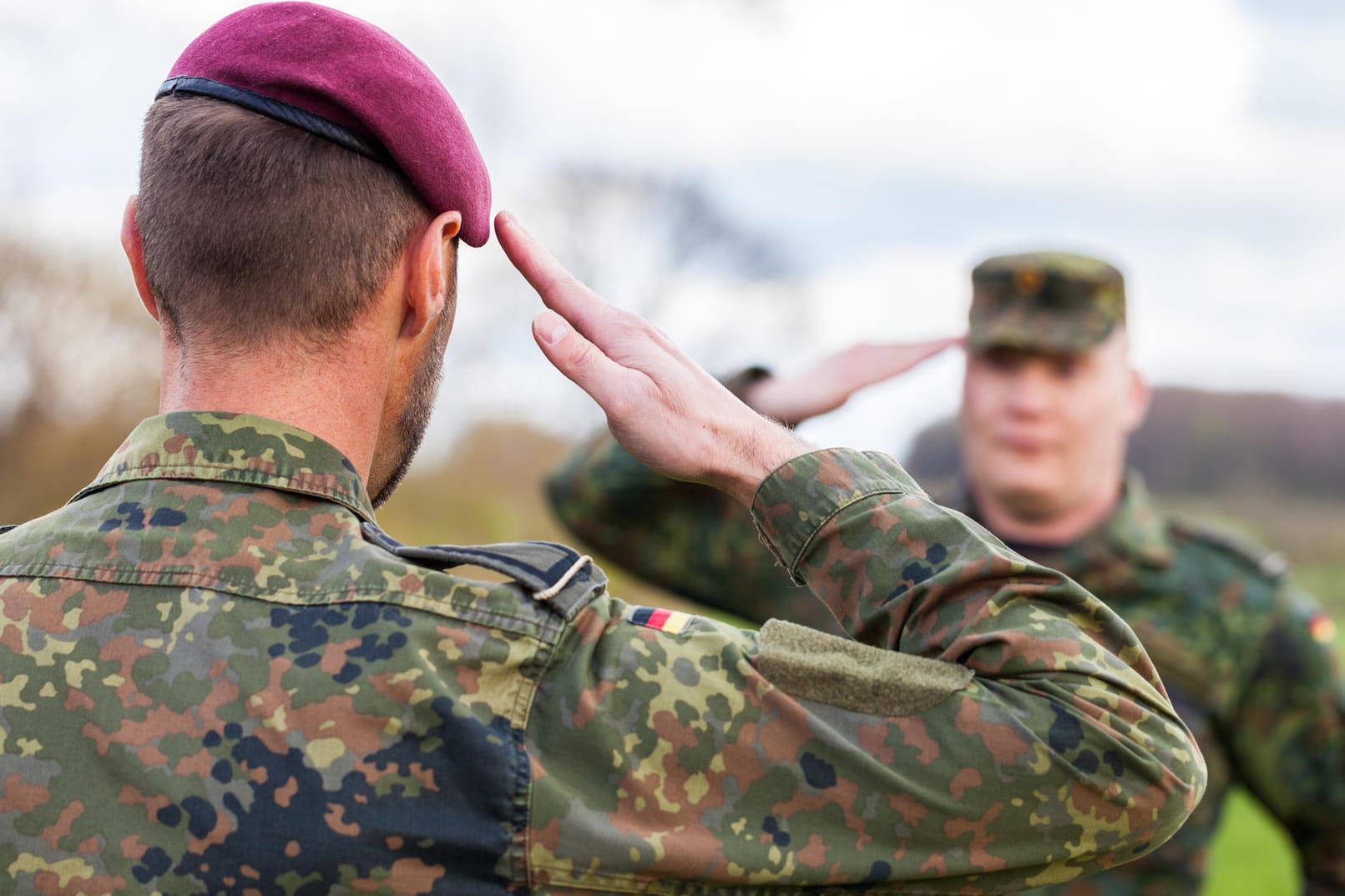 Zwei Soldaten, die sich grüßen: Künftig sollen auch saudische Militärs von der Bundeswehr zu Offizieren ausgebildet werden.