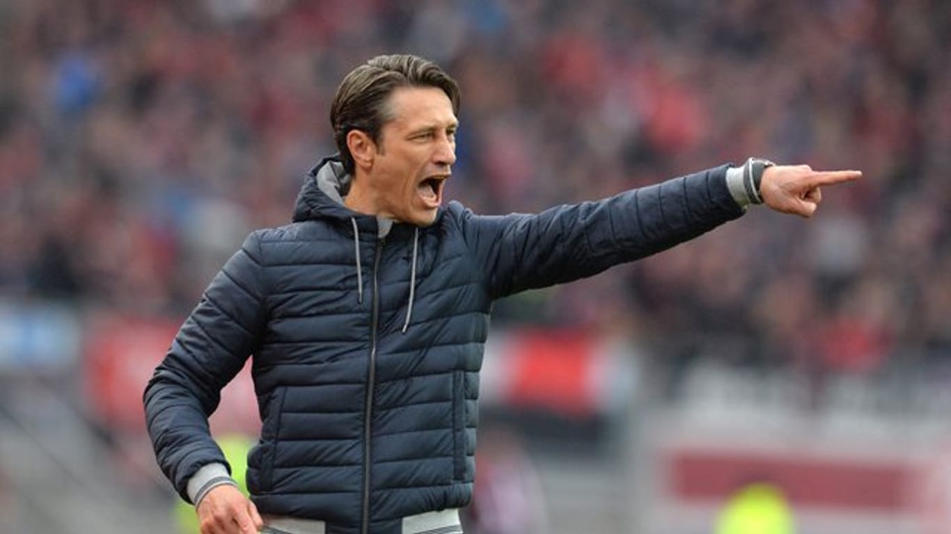 Bayern-Trainer Niko Kovac schreit vom Spielfeldrand aus Anweisungen.