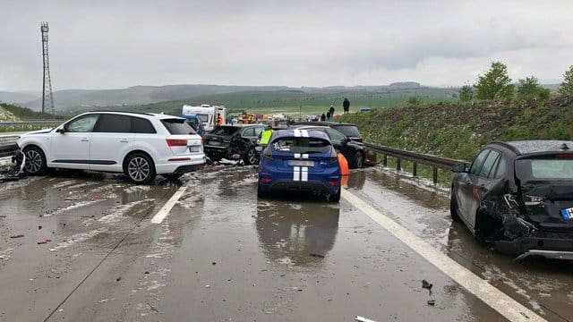 Demolierte Fahrzeuge stehen nach einer Massenkarambolage zwischen Suhl und Meiningen auf der Autobahn 71. Demolierte Fahrzeuge stehen nach einer Massenkarambolage zwischen Suhl und Meiningen auf der Autobahn 71.