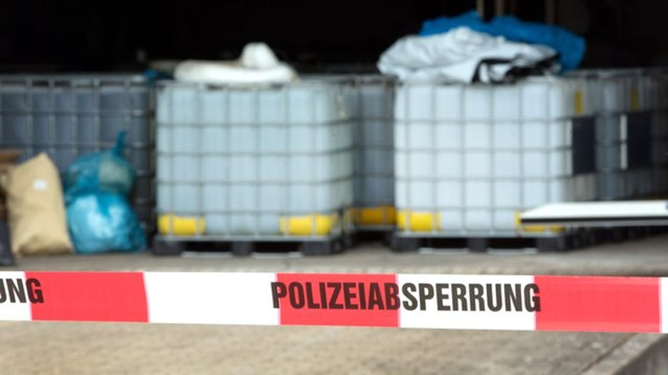 Nach dem Fund von Tausenden Litern Chemikalien und Dutzenden Gasflaschen im Kreis Minden-Lübbecke ermitteln Polizei und Landeskriminalamt.