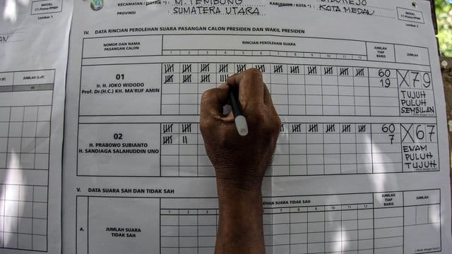 Auszählung in einem indonesischen Wahllokal: Mehr als 300 Wahlhelfer sind bereits an Erschöpfung gestorben. Auszählung in einem indonesischen Wahllokal: Mehr als 300 Wahlhelfer sind bereits an Erschöpfung gestorben.