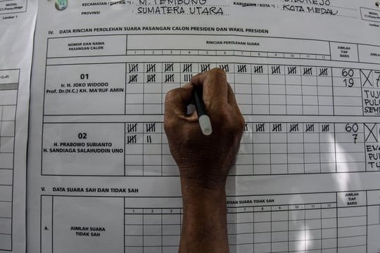 Auszählung in einem indonesischen Wahllokal: Mehr als 300 Wahlhelfer sind bereits an Erschöpfung gestorben.