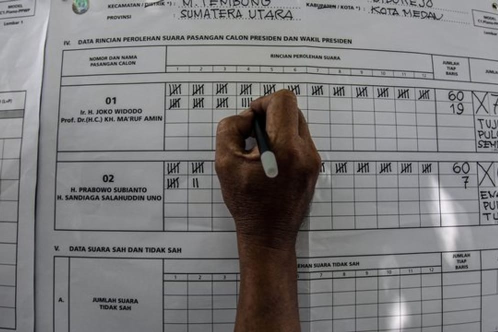 Auszählung in einem indonesischen Wahllokal: Mehr als 300 Wahlhelfer sind bereits an Erschöpfung gestorben.