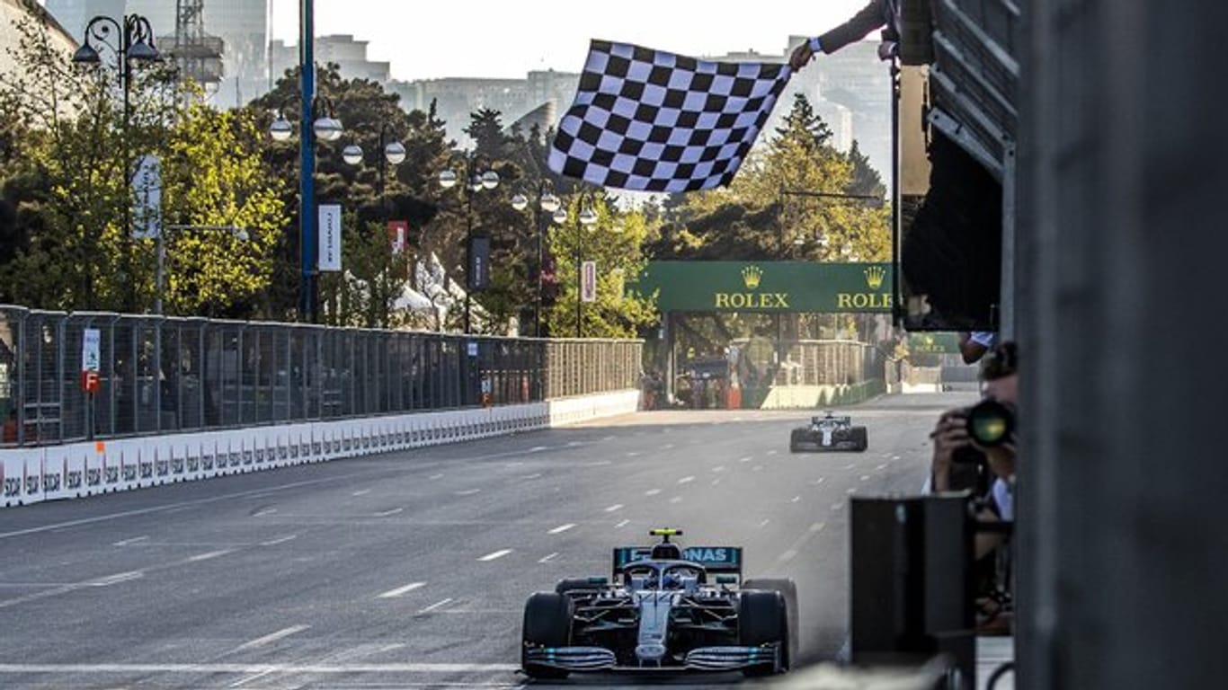 Valtteri Bottas holt sich beim Großen Preis von Aserbaidschan seinen zweiten Saisonsieg.