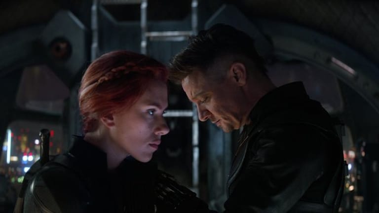 Scarlett Johansson und Jeremy Renner in eienr Szene von "Avengers: Endgame".